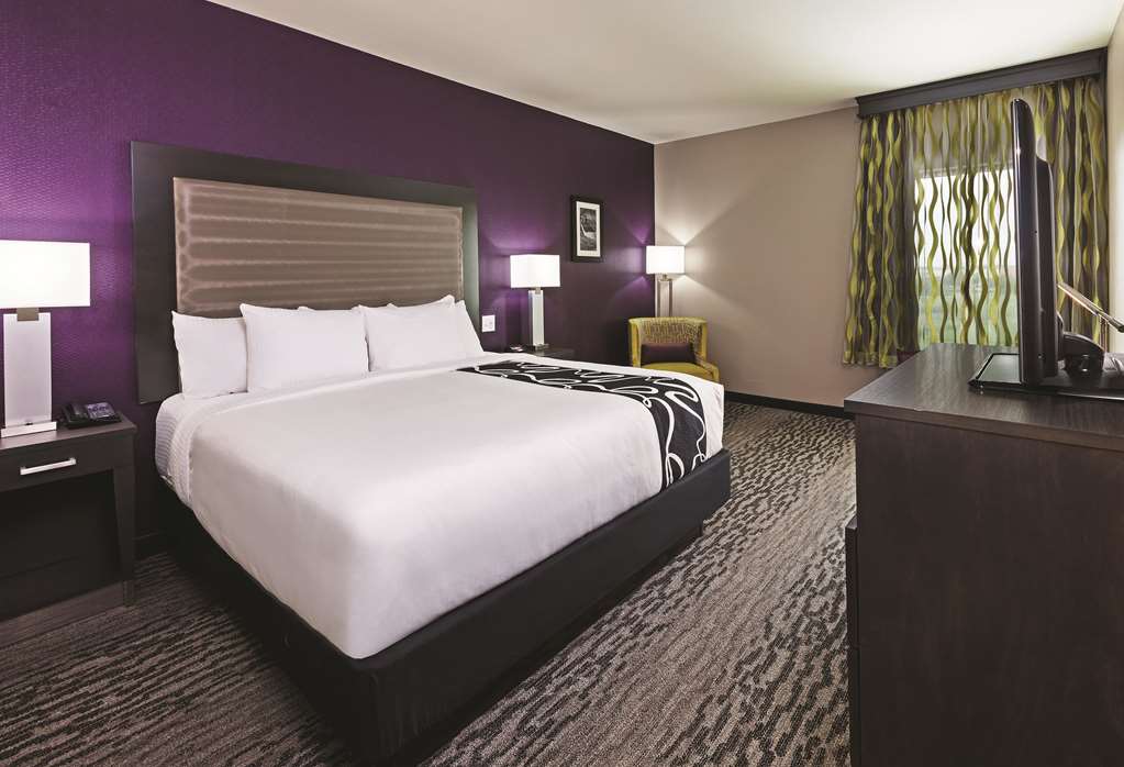 La Quinta Inn & Suites by Wyndham College Station South - photo 22