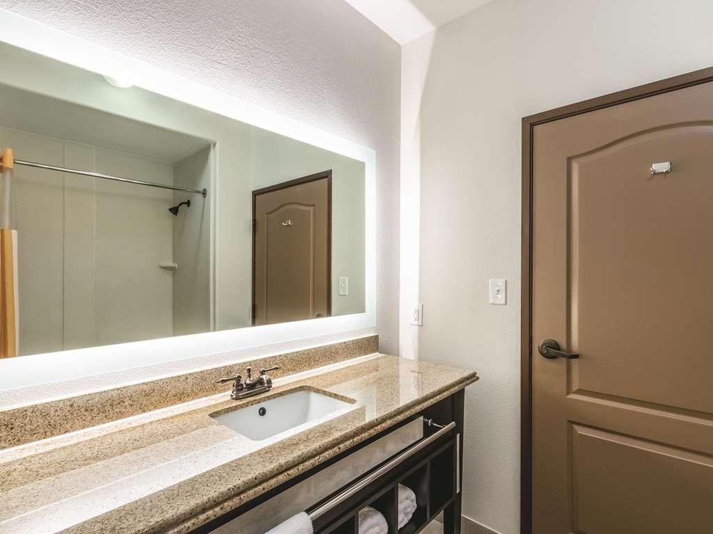 La Quinta Inn & Suites by Wyndham Dallas Grand Prairie South - photo 32