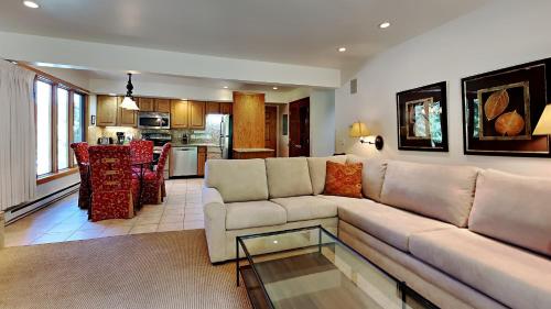 Timberline Condominiums 2 Bedroom Deluxe Unit B2E — 4-Star Luxury Hotel in Snowmass Village, United States