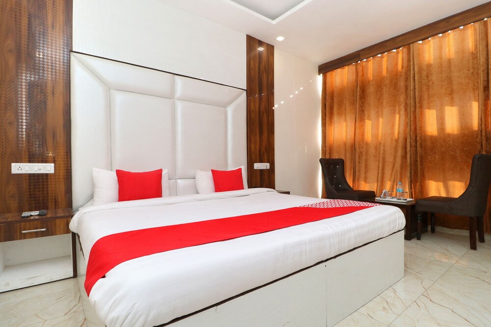 OYO 26689 Hotel Grand Vista