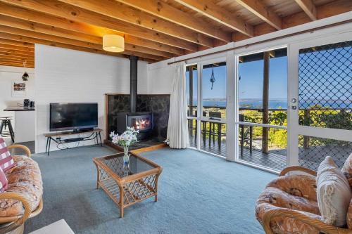Ocean Views 20kms from CBD Sleeps 10 in Kingston Beach, Australia
