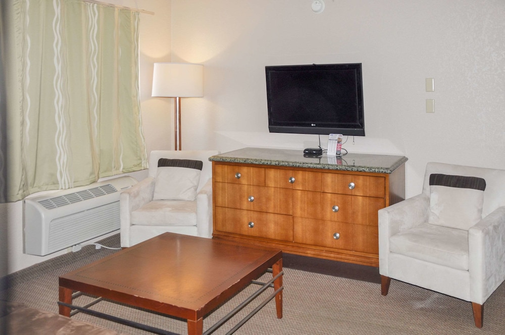 Bison Inn & Suites on University - photo 16