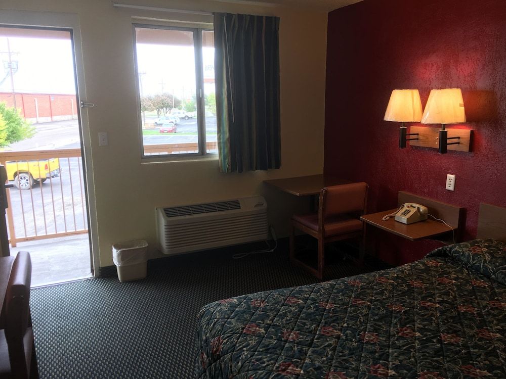 Relax Inn West Amarillo Medical Center - photo 12