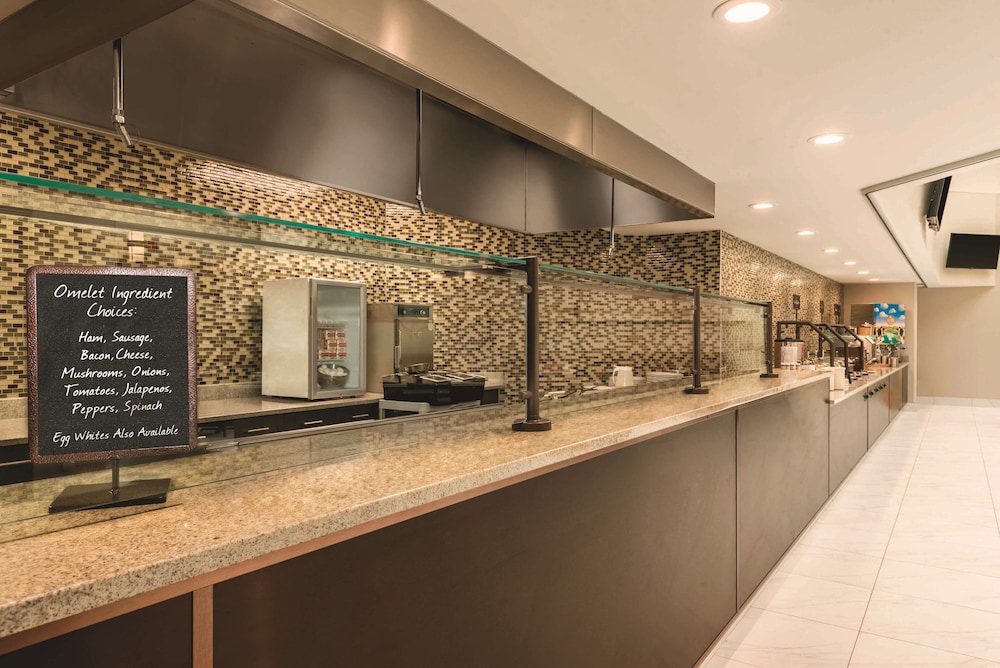Embassy Suites by Hilton Milwaukee Brookfield - photo 52