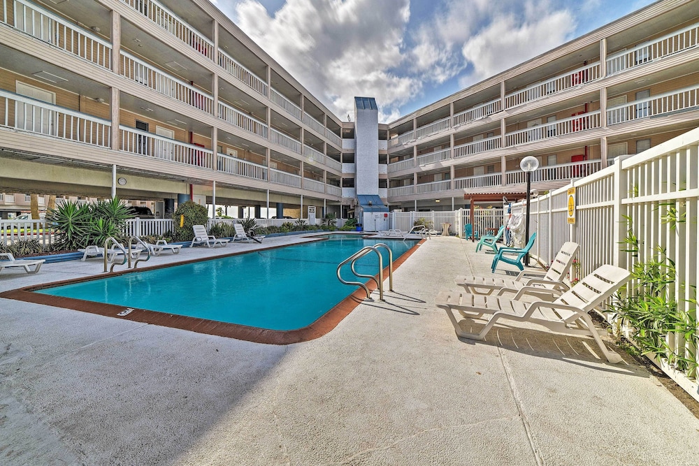 Updated Front Beach Condo w Resort Amenities - photo 20