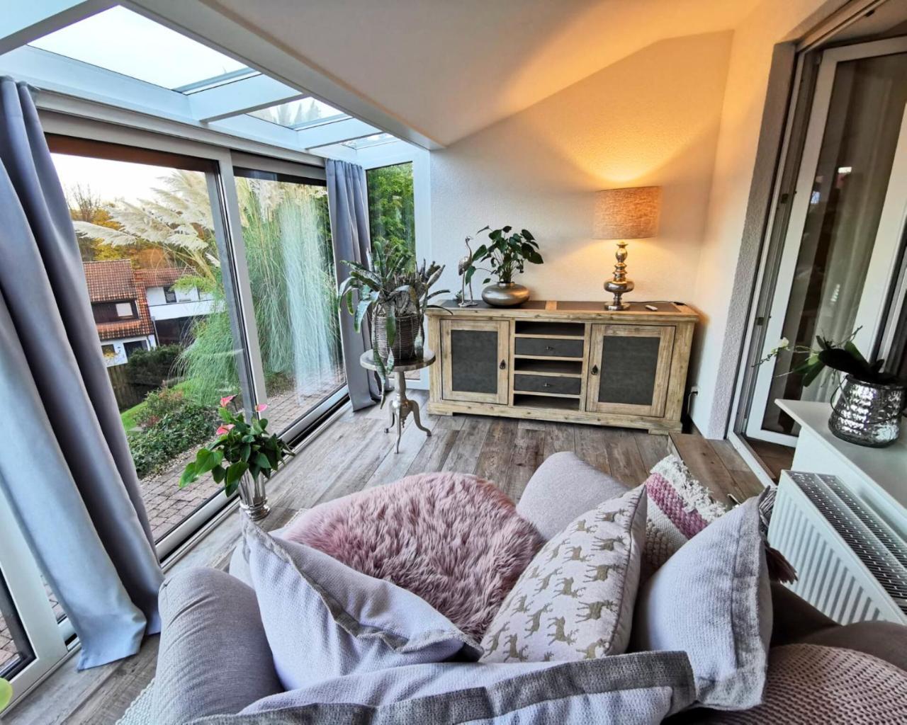 Ferienhaus Waldblick Heimbuchenthal mit Kamin Wintergarten und Terrasse — 4-Star Luxury Hotel in Heimbuchenthal, Germany