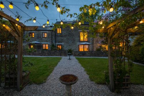 Threshing Barn at East Trenean Farm Stunning Cornish Cottage sleeping 6 with hot tub private garden rural views and EV facilities — 4-Star Luxury Hotel in Looe, United Kingdom