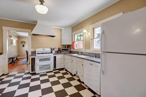 351CA 351 Catalina Ave in Avalon, United States