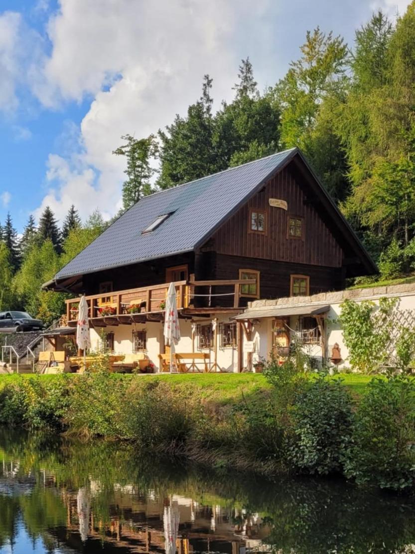 Chata Pod Dubem - carbon neutral hotel in Plavy