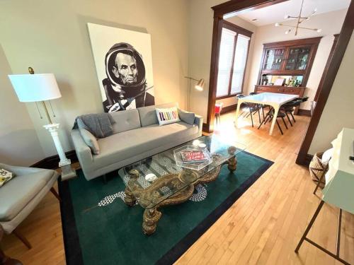 Irving Park updated vintage top unit 2 flat — 4-Star Luxury Hotel in Chicago, United States