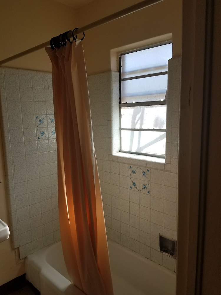 Beverly Crest Motor Inn - photo 9