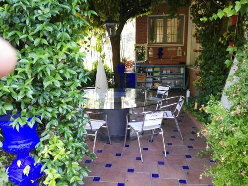 Casa con vistas increA bles piscina Infinity y jardA n con rincones preciosos — 4-Star Luxury Hotel in Las Rozas De Madrid, Spain