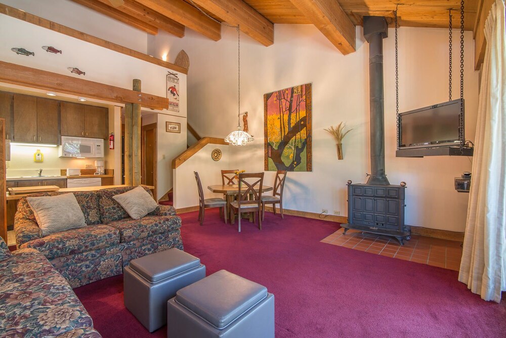 Modern Hotel Style Studio Timber Creek Lodge #210 by RedAwning - photo 11