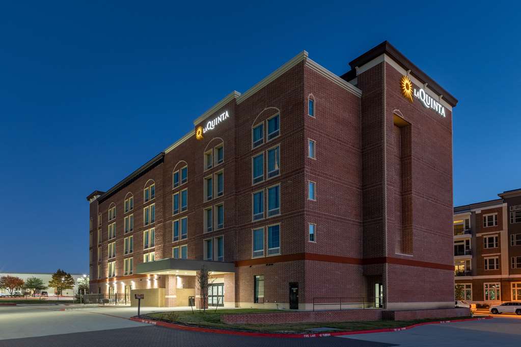 La Quinta Inn & Suites by Wyndham Dallas Frisco Stadium - photo 3