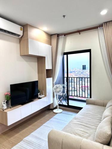 2BR Condo with Oldtown Bangkok Vibes Steps from Wongwian Yai