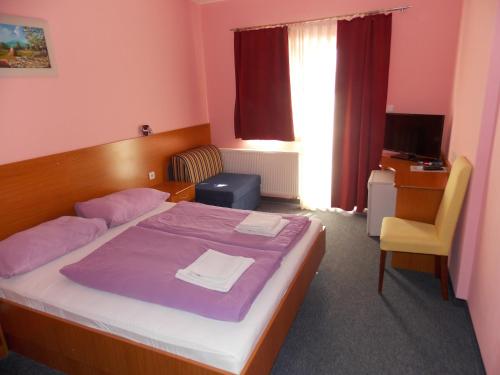 Triple Room Oroslavje 15384j — hotel in Oroslavje