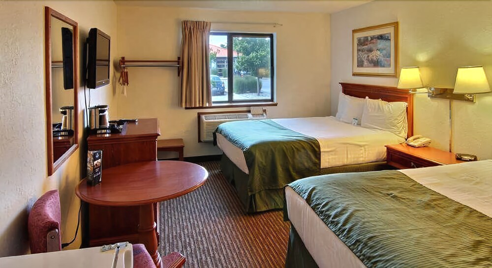 Days Inn & Suites by Wyndham Traverse City - photo 19