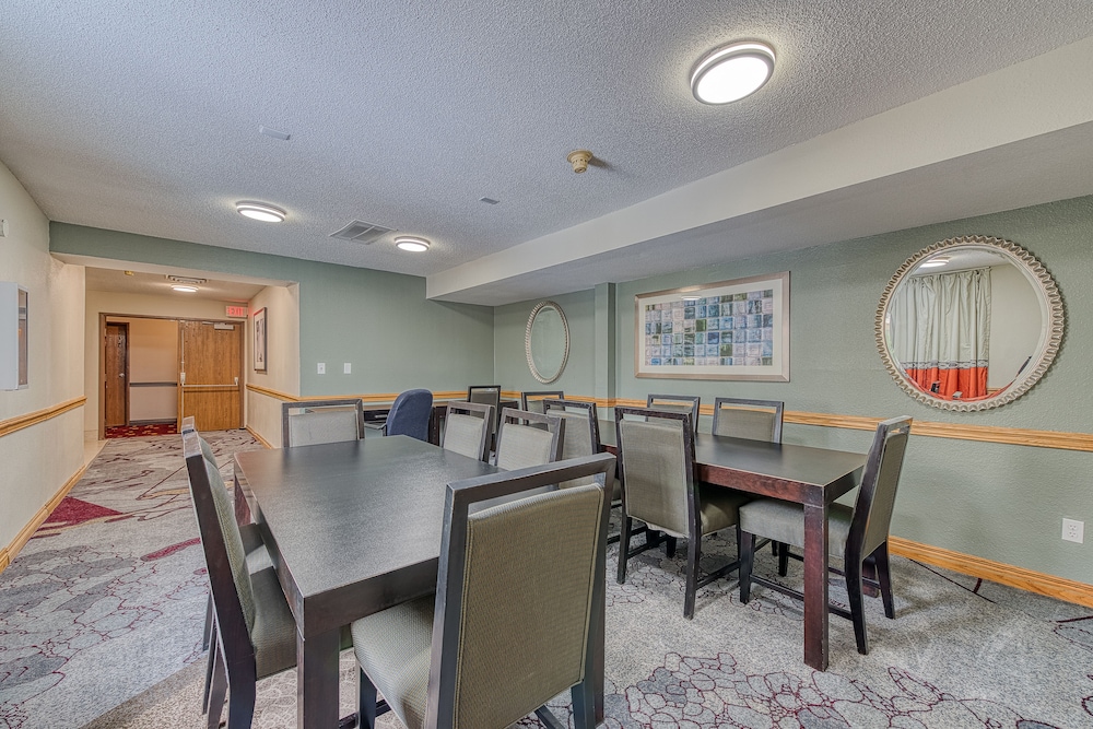 American Inn and Suites Dundee - photo 35