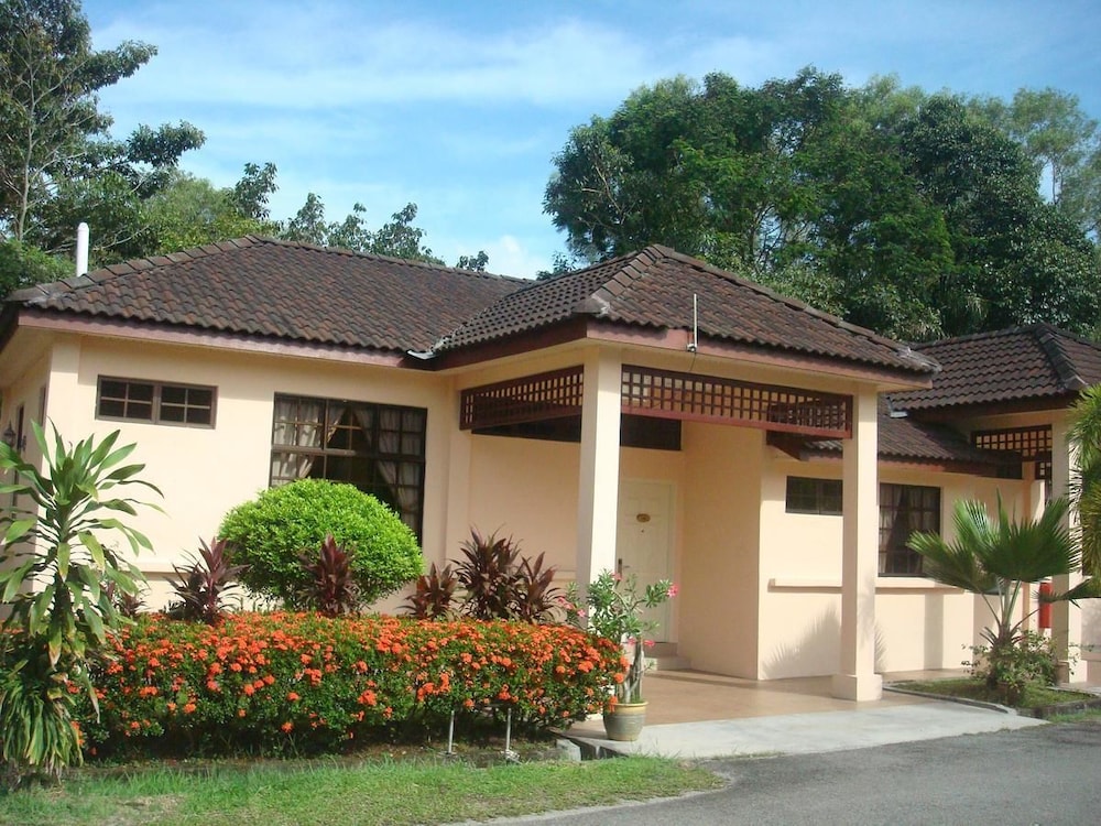 Safira Country Club — hotel in Perai