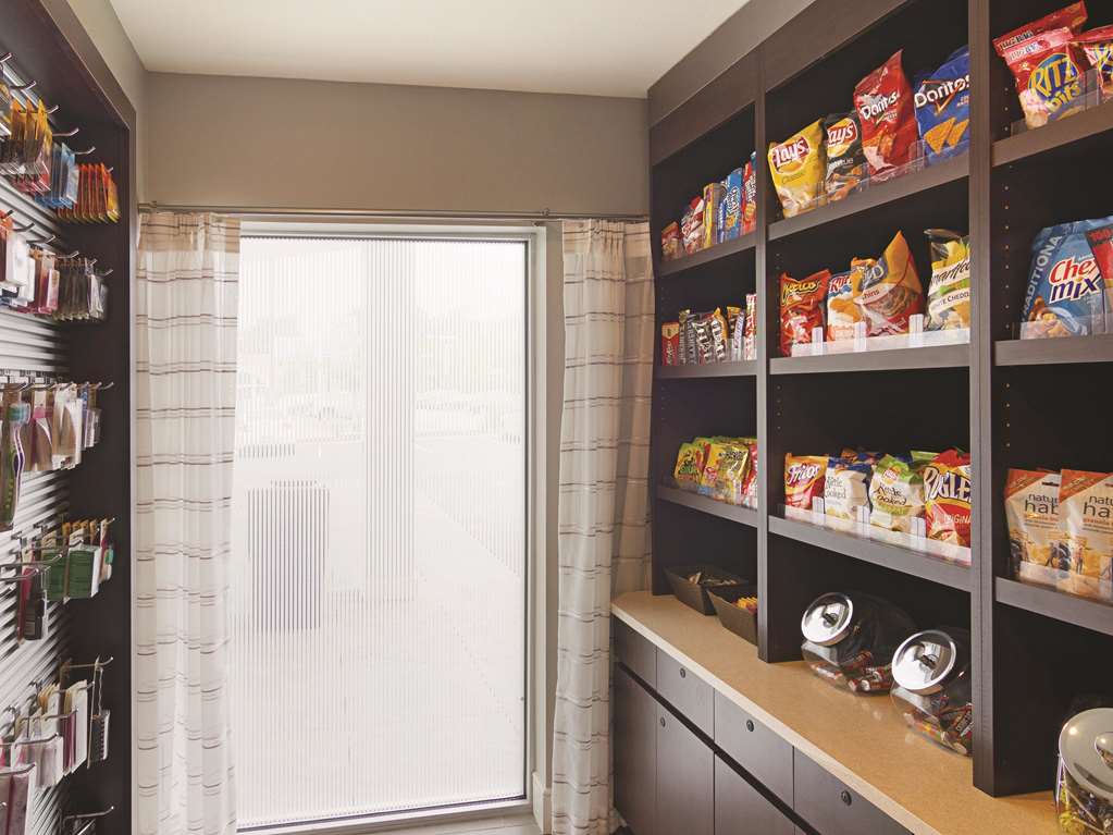 La Quinta Inn & Suites by Wyndham Cleveland Airport North - photo 36