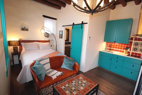 Closson Studio Stylish Near Plaza Queen bed in Santa Fe, United States