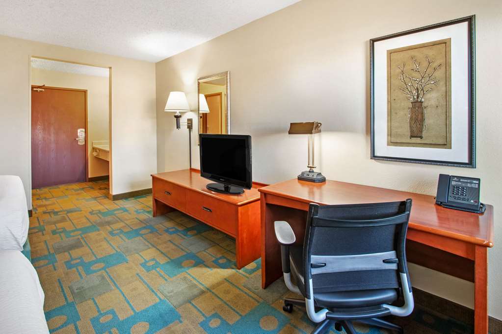 La Quinta Inn & Suites by Wyndham Albuquerque Journal Ctr NW - photo 19