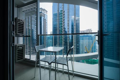 20F Modern Cozy BGC Suite across 2 Major Malls with Washer FREE Parking — 4-Star Luxury Hotel in Manila, Philippines