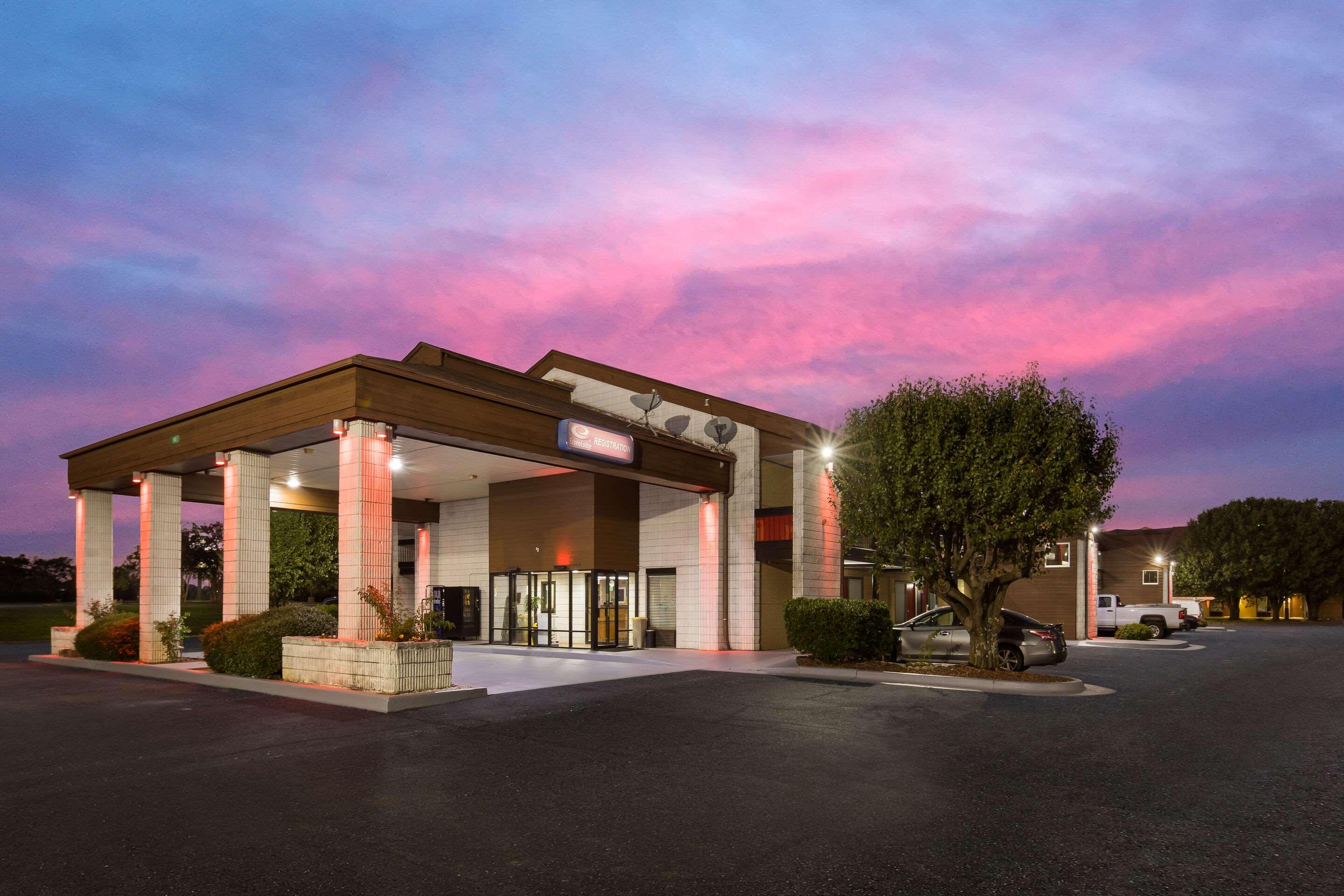 Econo Lodge Madison Airport - photo 10