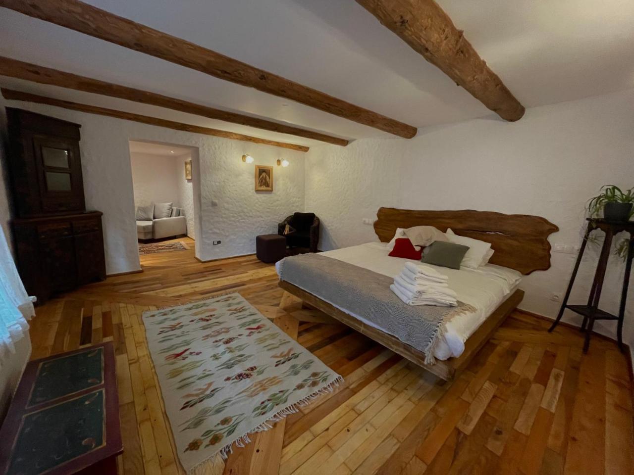 Suită Pin Cătun in Sinaia, Romania