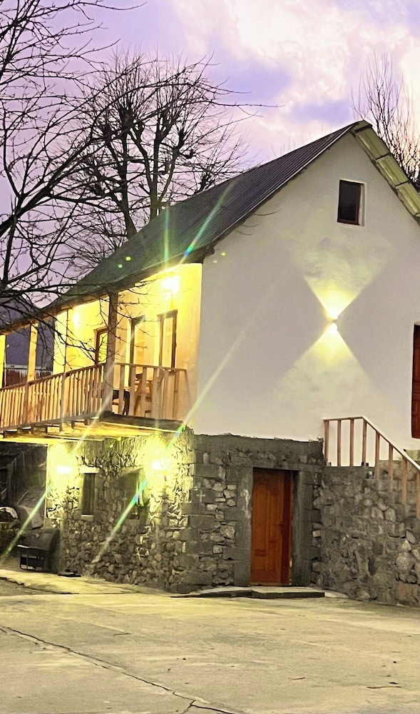 Lule bore - carbon neutral hotel in Lekbibaj