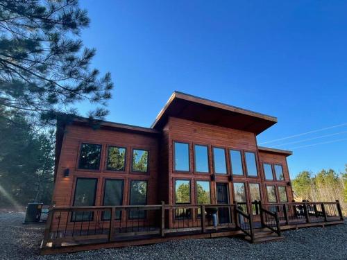 The Luxurious River Ranch Cabin Sleeps 9 — 4-Star Luxury Hotel in Broken Bow, United States