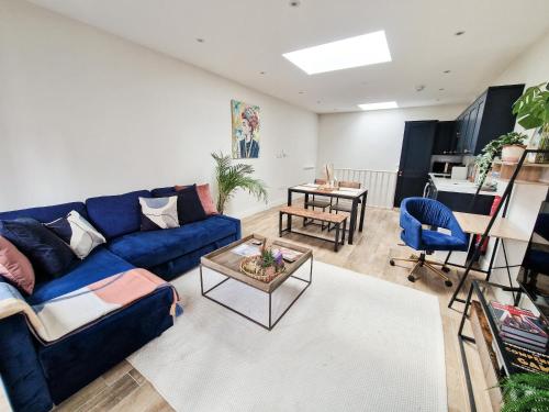 Bright 1 Bed Flat Near Fulham Broadway Station with Free WiFi and Netflix — 4-Star Luxury Hotel in London, United Kingdom