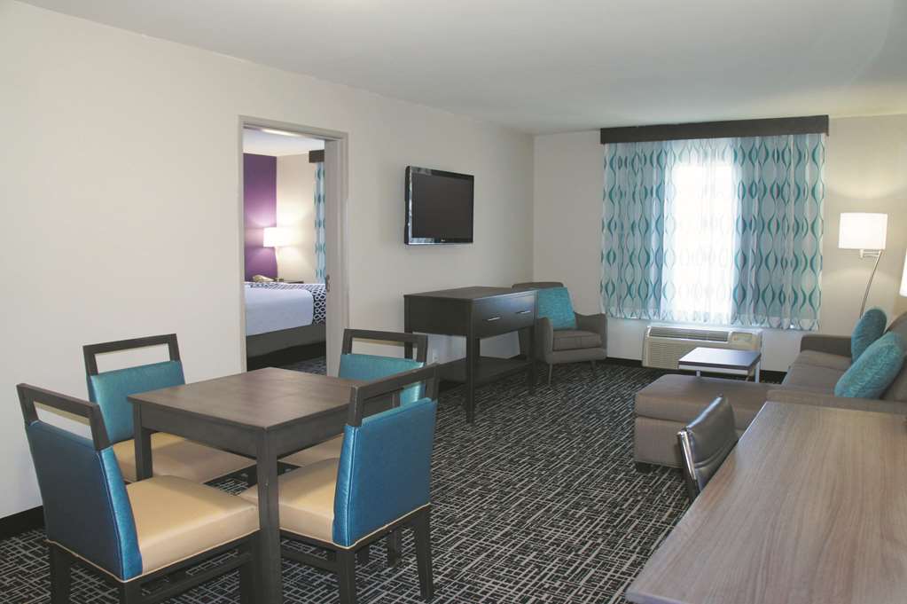 La Quinta Inn & Suites by Wyndham Pharr North McAllen - photo 31