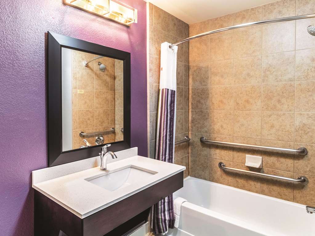 La Quinta Inn & Suites by Wyndham Mission at West McAllen - photo 13