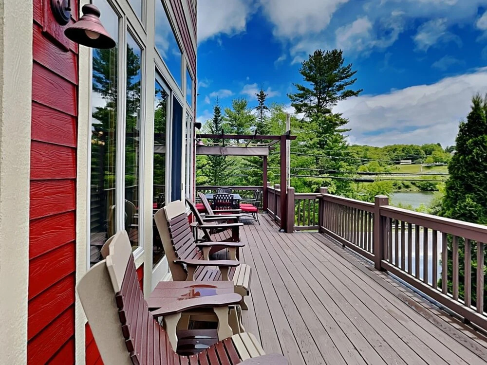 At the Start of It All — 4-Star Luxury Hotel in Mchenry, United States