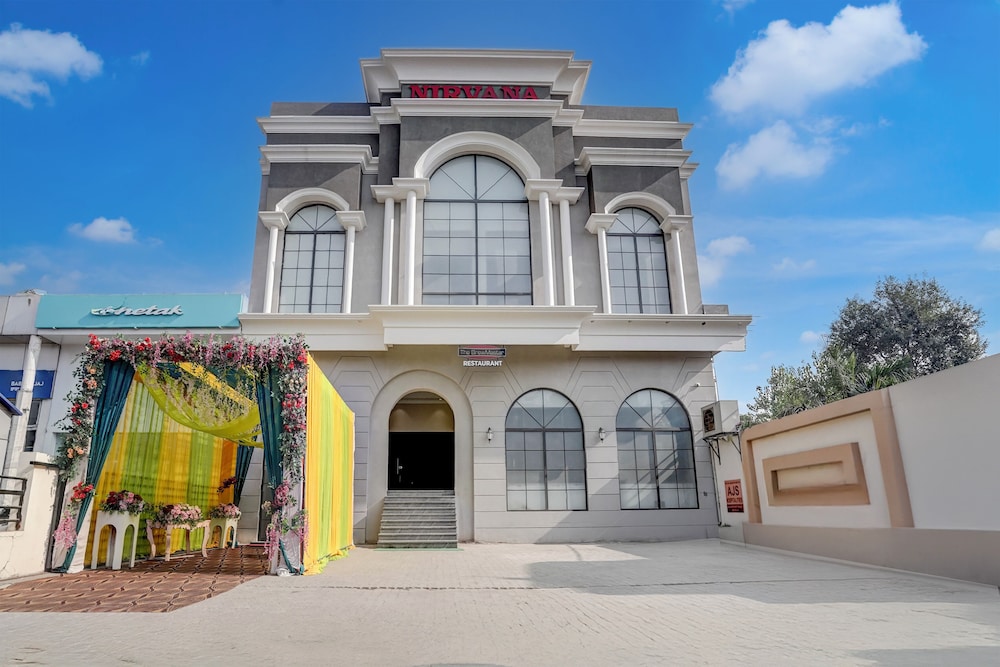 Nirvana Hotel & Banquet - last minute hotel in Batala