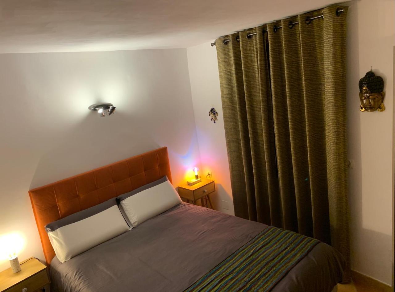 Pila & Bed Montpellier Centre Corum Comedie Chambre Calme Climatisee Quiet Air Conditioned Room — 4-Star Luxury Hotel in Montpellier, France