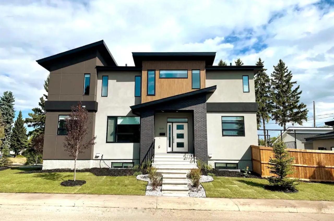 Bright Modern Home King Bed Free Parking Fireplace Fast Wi Fi Free Netflix — 4-Star Luxury Hotel in Edmonton, Canada