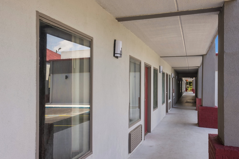 Red Roof Inn & Suites Statesboro University - photo 36