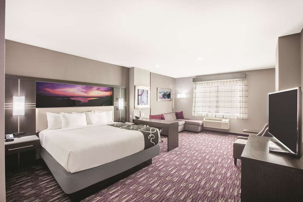 La Quinta Inn & Suites by Wyndham Kingsville - photo 17