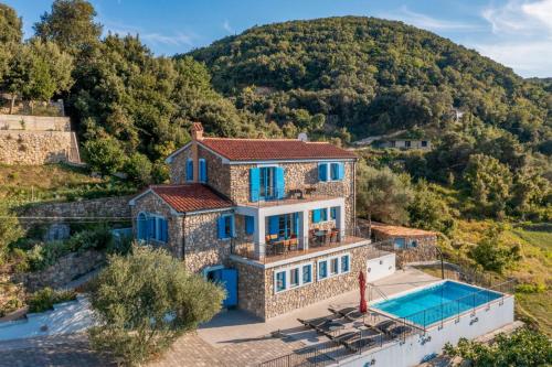 Holiday house in Supetarska Draga with sea view terrace air conditioning WiFi 890 1 — 4-Star Luxury Hotel in Supetarska Draga, Croatia