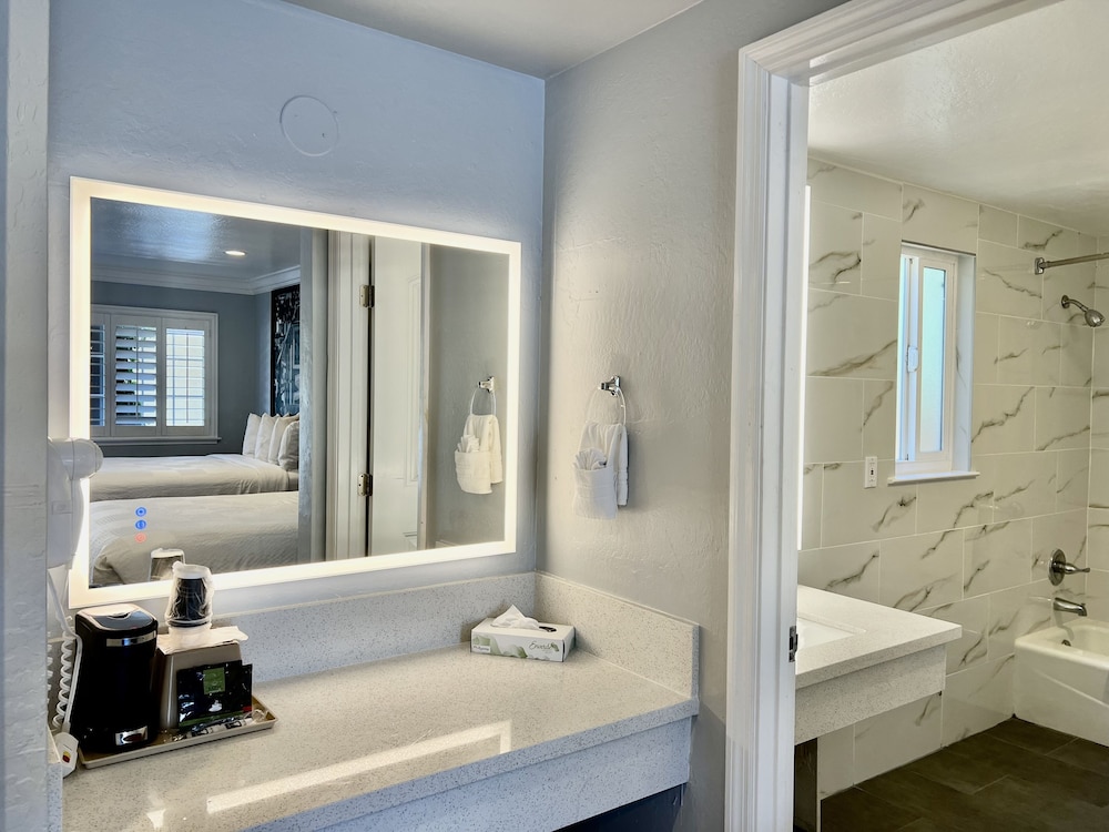 Aura Inn Monterey - photo 102