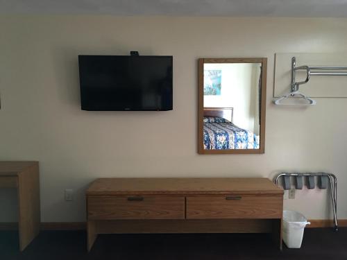 Knotty Pine Motel - photo 2