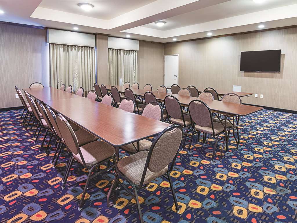 La Quinta Inn & Suites by Wyndham Glen Rose - photo 47