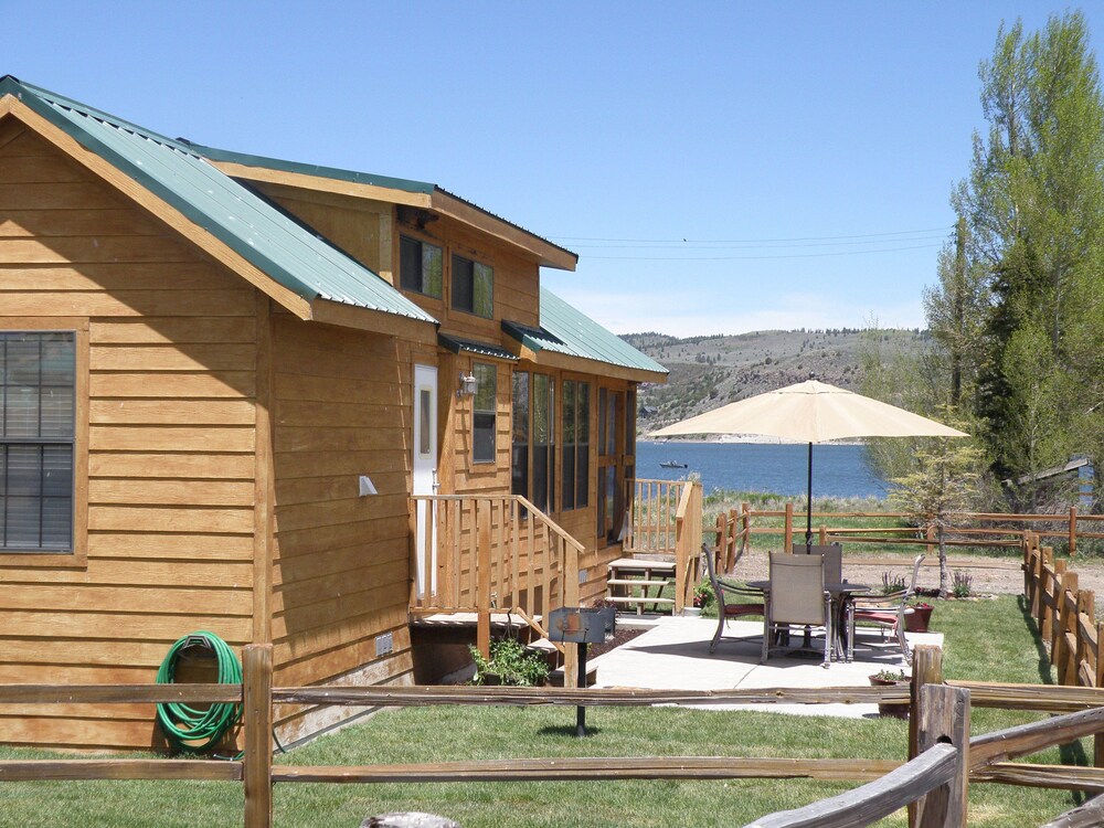 Panguitch Lake Adventure Resort - carbon neutral hotel in Stone Mountain