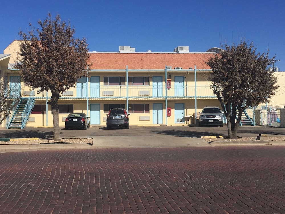 Warrick Plaza Inn - photo 18