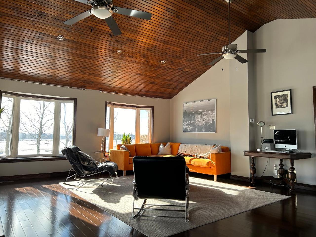 4 Bedrms Indoor HotTub Wineries & Niagara Falls in Hamilton, Canada