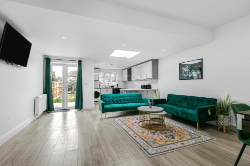 Spacious Detached House with 7 Beds Includes Ping Pong and Pool Table Sleeps 14 Free Parking — 4-Star Luxury Hotel in Feltham, United Kingdom