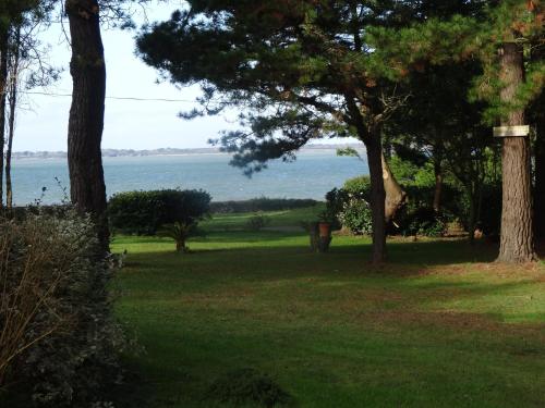 Ty Too Dans Les Bois Face Mer — hotel in Penestin