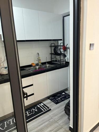 Executive Fully Furnished Apartments With Luxurious Facilities Which Features A Breathtaking City Views And Close Proximity To Major Shopping Malls Thus Offering A High End Lifestyle